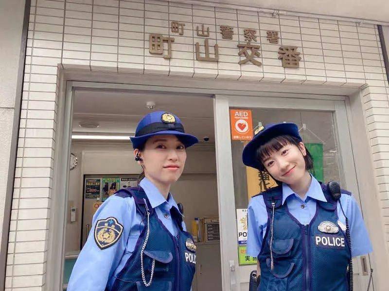 女警永野芽郁回归官方立刻更新,抬眼看镜头的花絮照太可爱