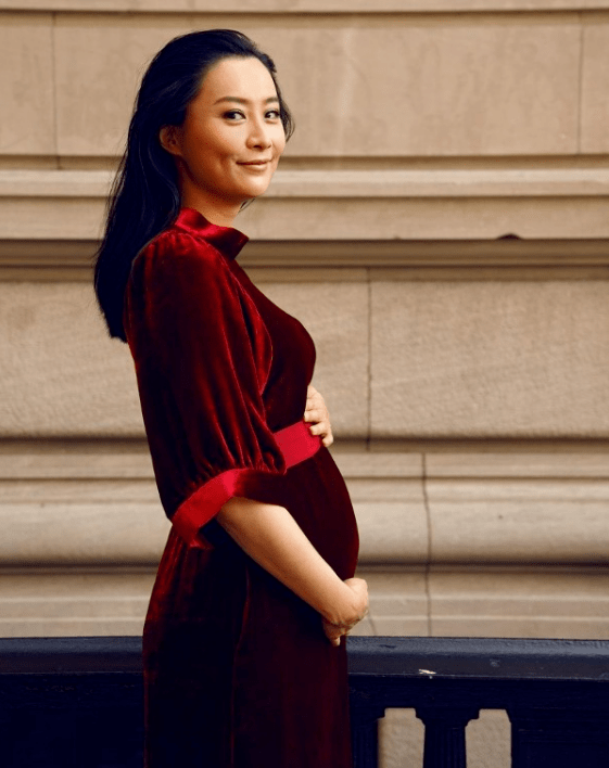 陈法拉突晒轻抚孕肚照!引哄动