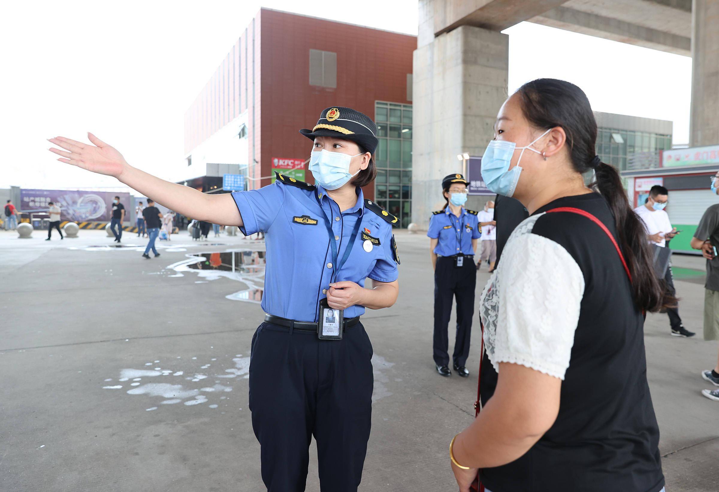 东莞玉兰100故事坚守城管工作岗位25年见证城管蓝城市形象变迁