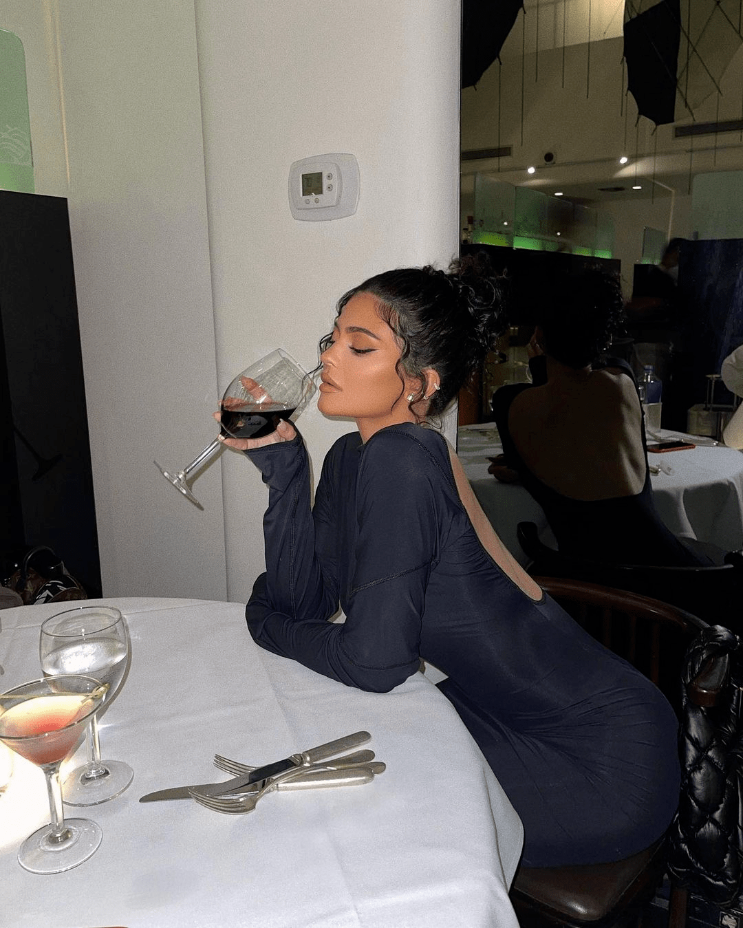 凯莉·詹娜抹满金粉拍美妆大片!_kylie