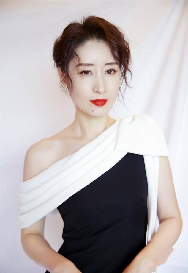 被男生公认为不好看的4种脸型，化妆也很难变美，希望你一个不中