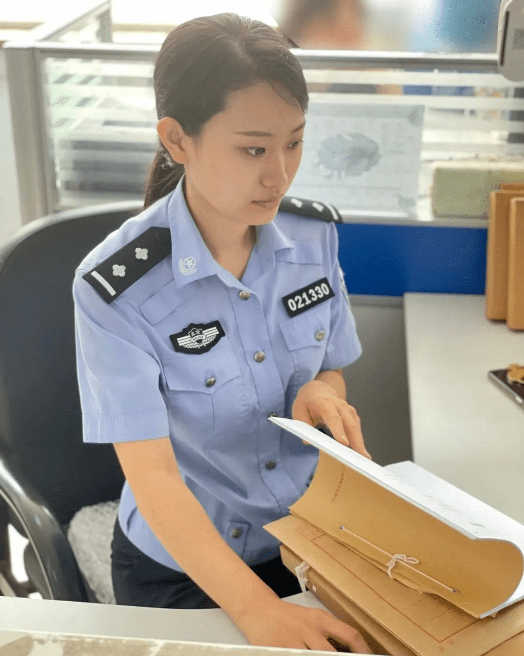 正规女式警服图片