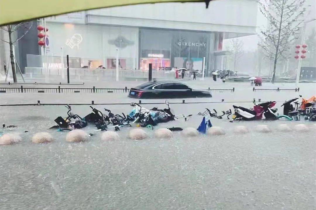 郑州再次暴雨图片