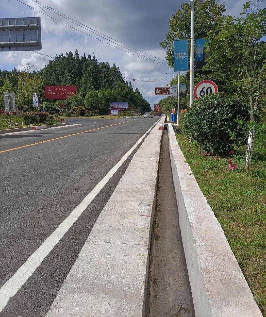 s215线德化路段边沟清扫干净整洁惠安分中心一站一主题公路文69化