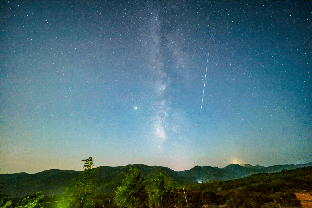 愛好者安久2020年8月12日在內蒙古拍攝到的英仙座流星雨中的火流星