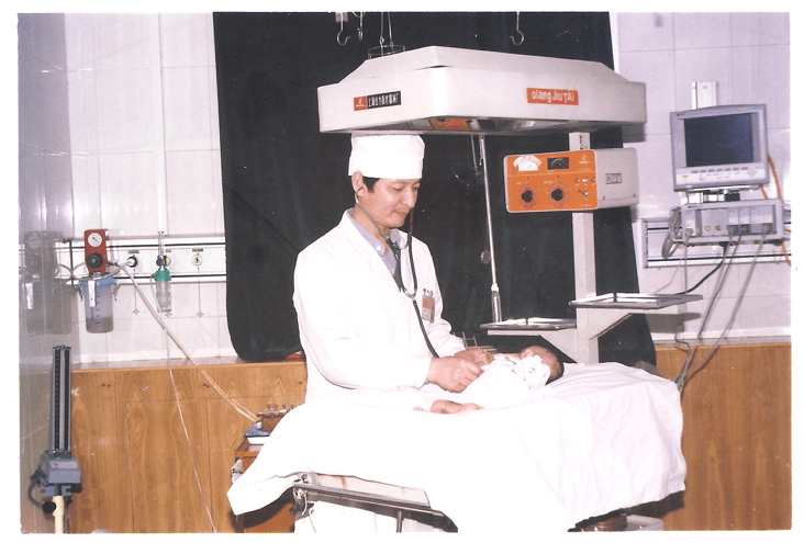 人文易定华矢志攀高峰守护心希望