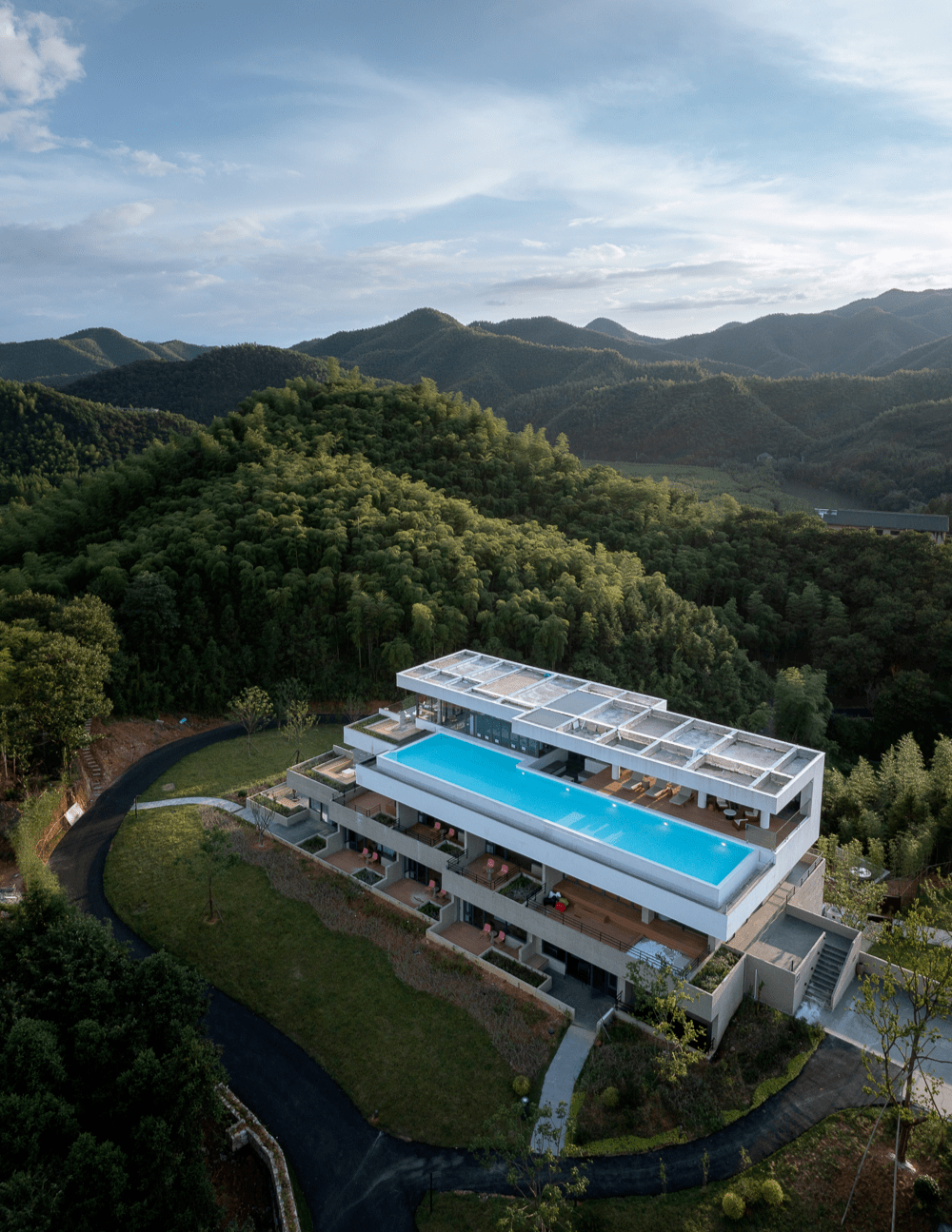 屋顶漂浮无边泳池,竹林云海全景环绕,美爆!