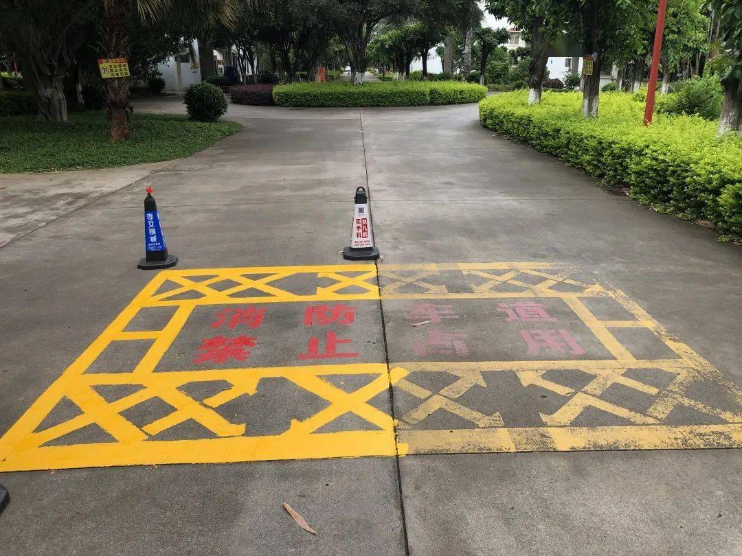 助力 | 开远消防助力创文创卫 联合多部门开展消防通道标识划线工作