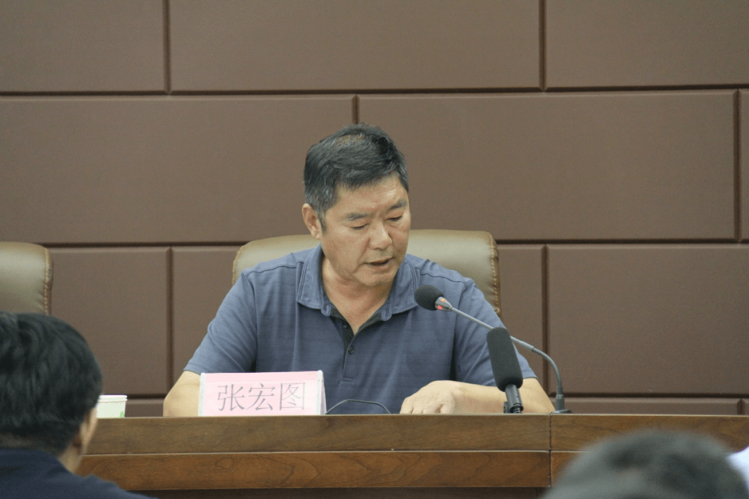 随后市教育体育局党组成员,考教院院长张宏图就如何提高政治站位,履职