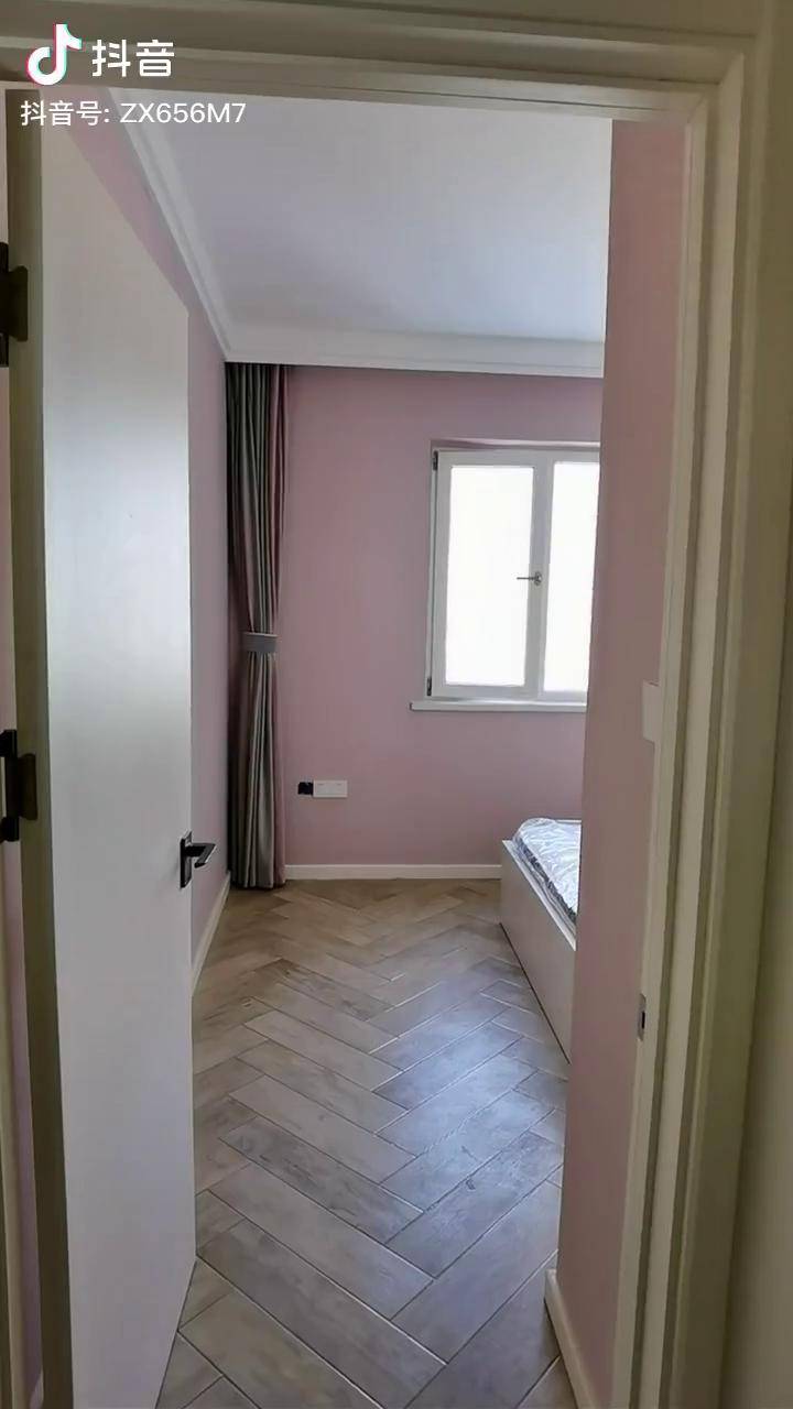 卧室10公分挂镜线,衣柜直接透顶,做了20公分窗帘盒,简单耐看装修