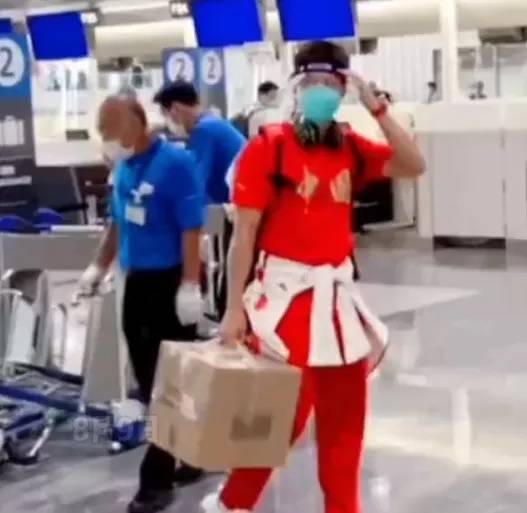 箱子|苏炳添回国提着电饭煲？真相来了哈哈…
