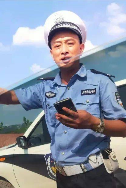 高县热心交警为生命护航 受助家属跨县送锦旗感谢_何勇