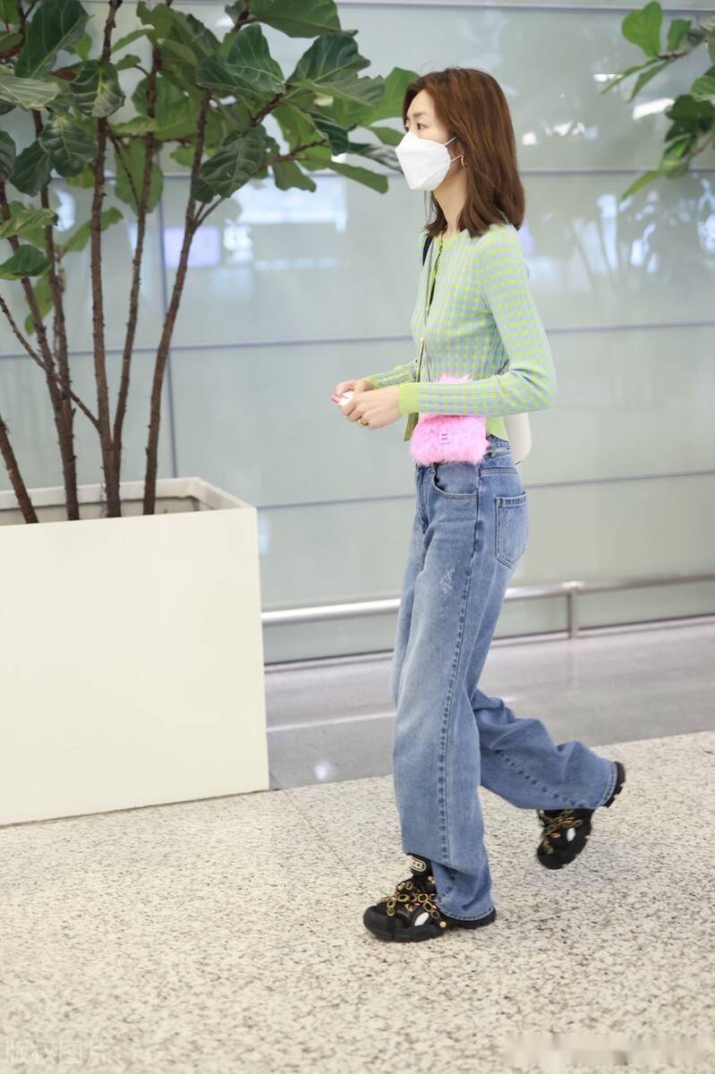 刘雯穿针织衫配阔腿牛仔裤温柔知性,粉色迷你包包时尚又可爱