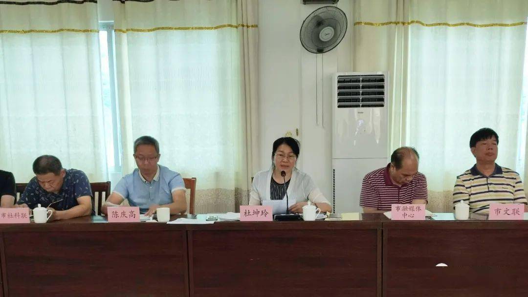 会上,杜坤玲传达了高州市关于疫情防控,疫苗接种以及农村集中供水等