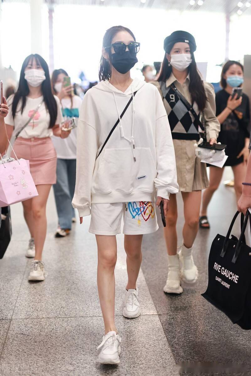 街拍硬糖少女303成员希林娜依白色帽衫卫衣运动短裤休闲随性