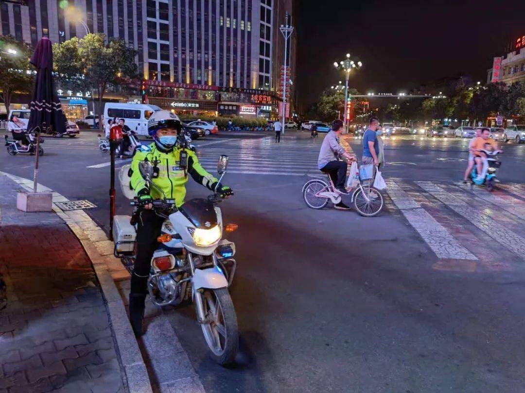 铁骑巡逻队亮相临河街头,太帅了!