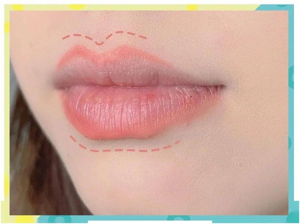 新手小白掌握不好整个嘴唇都画上唇线,可以选在几个关键的位置描绘就