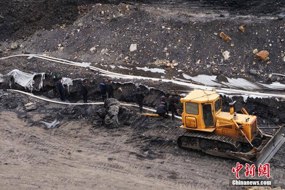8月15日,青海省海北藏族自治州刚察县柴达尔煤矿事故救援现场开展紧急