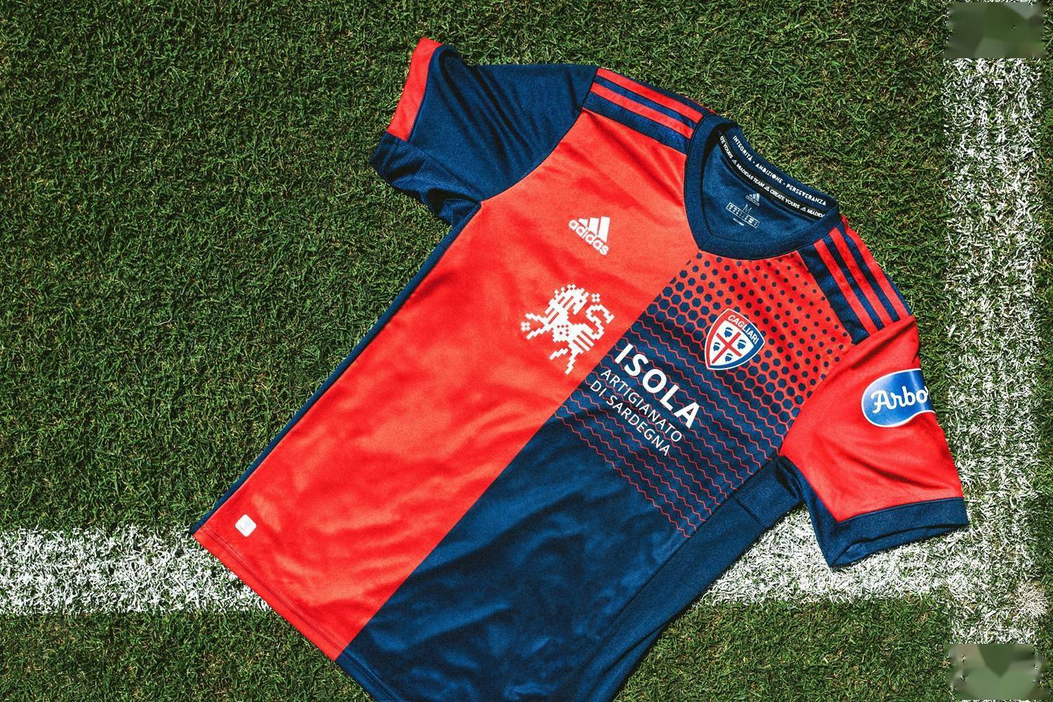 阿迪达斯发布卡利亚里2021/22赛季主场球衣