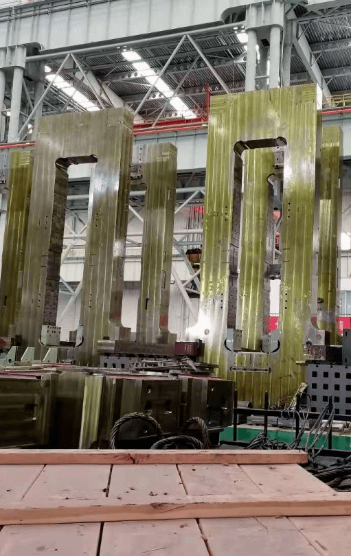 精轧机牌坊起吊直立溧阳德龙高端不锈钢热连轧项目,利用江苏申特钢铁