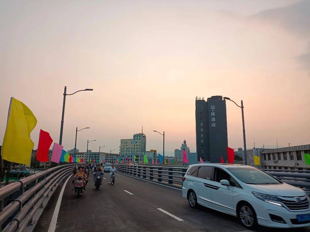 临汾市解放东路高架桥竣工通车