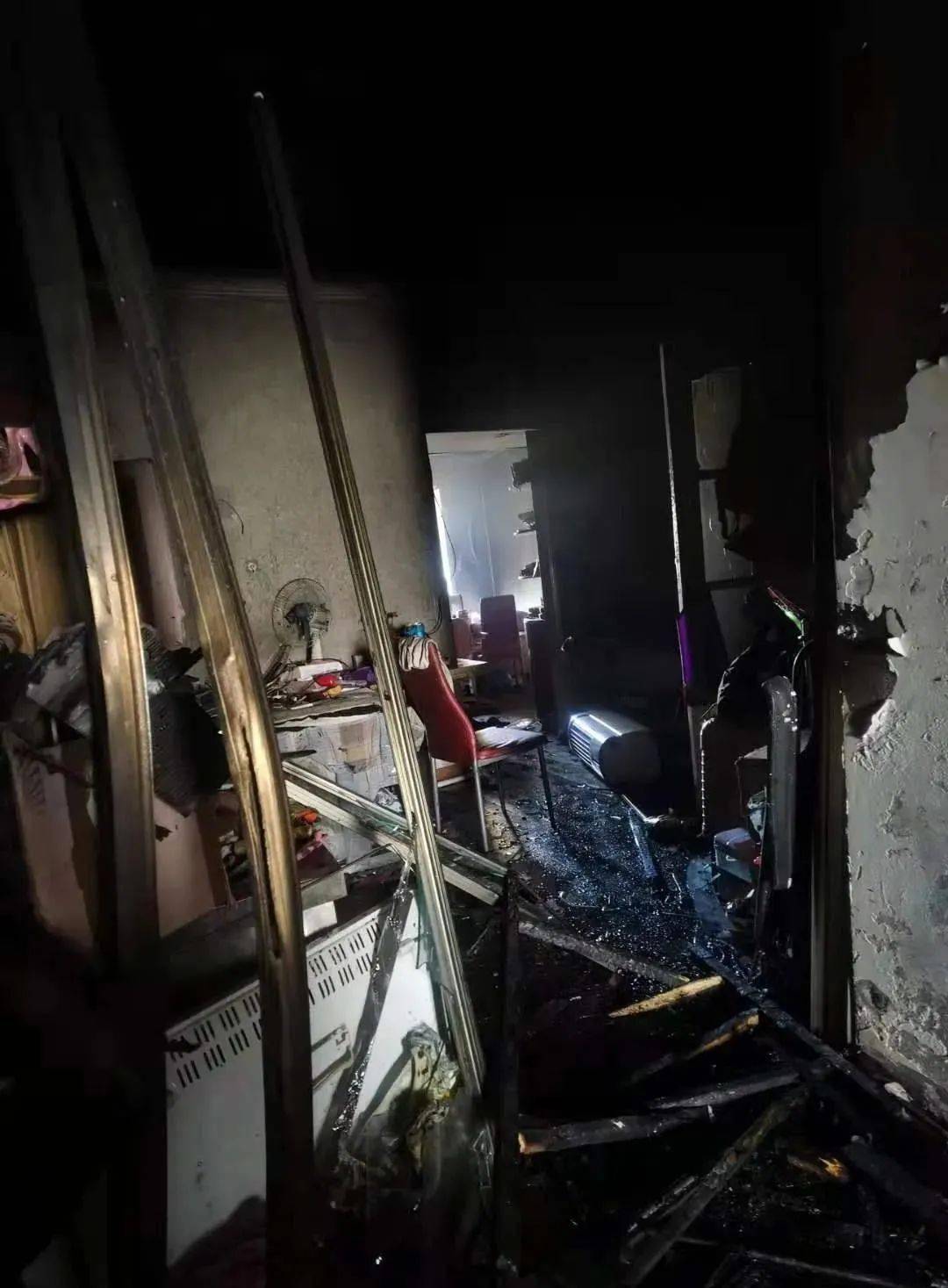 高小微:砰!今早哈市一住宅内发生爆炸,8岁女童从三楼坠落