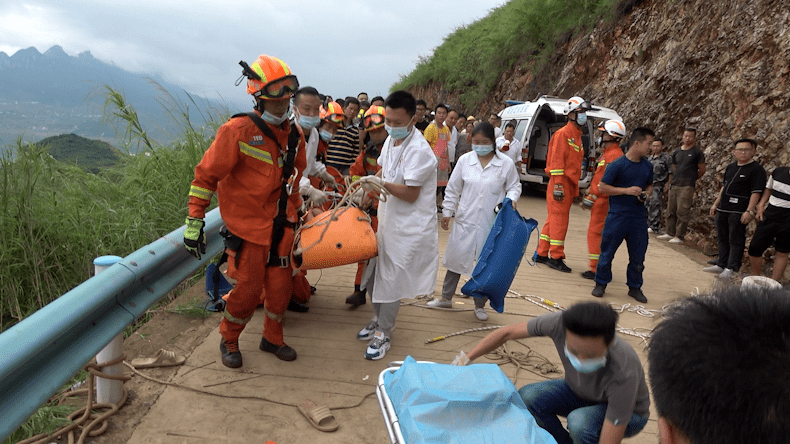 紧急营救丨六枝一男子跌下牂牁江畔百米悬崖,血流不止