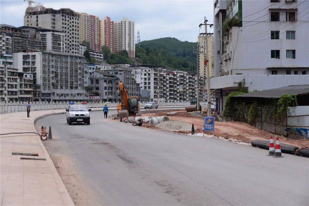 工程完成标线1340m完成全部交安工程的51%通江县诺江镇环城南路建设工