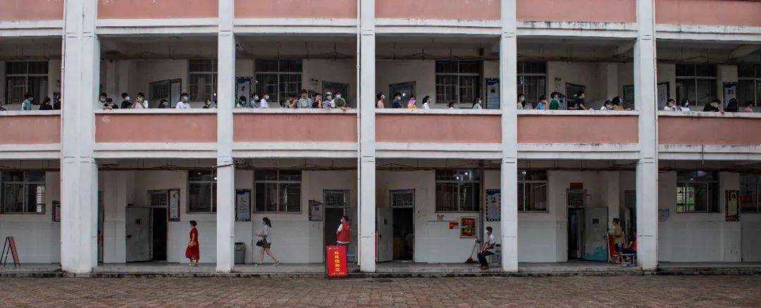 弋阳:党徽闪耀疫情防控一线