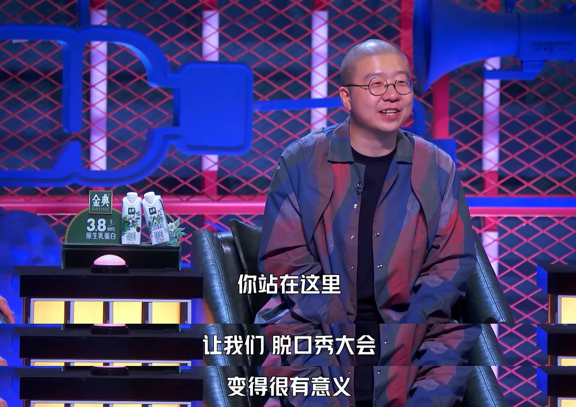 3岁前还不会说话的他在脱口秀的舞台上绽放坚强丨笑声里的故事①