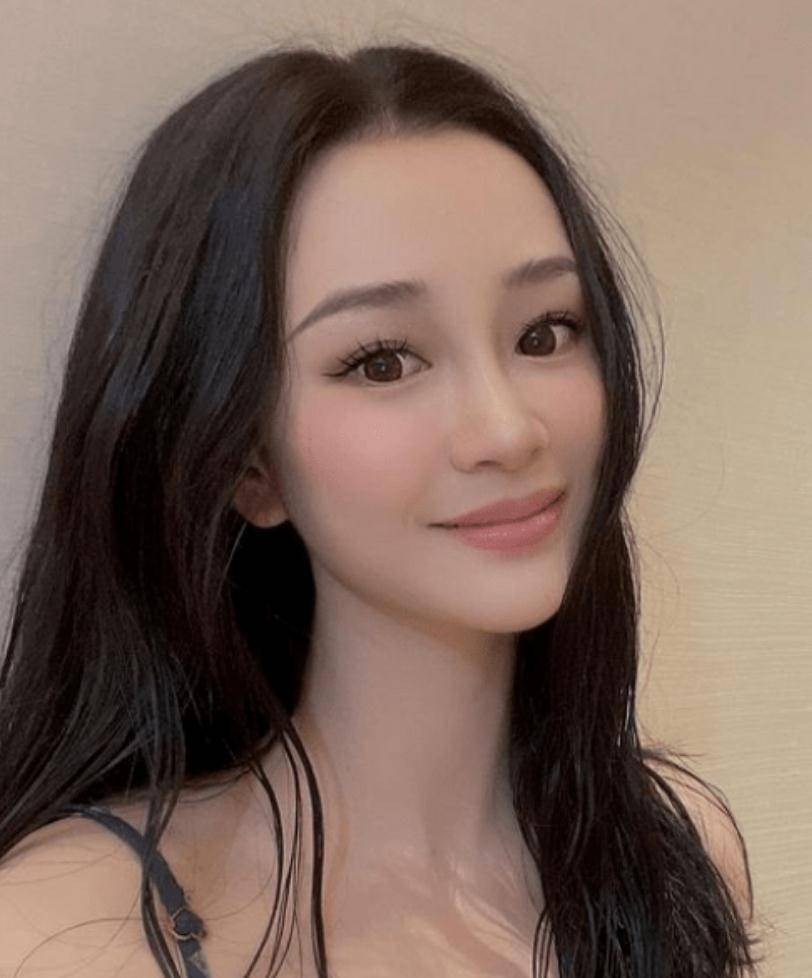 陈昱霖穿吊带摆拍状态好,出狱后穿百元睡衣,与昔日对比好落魄