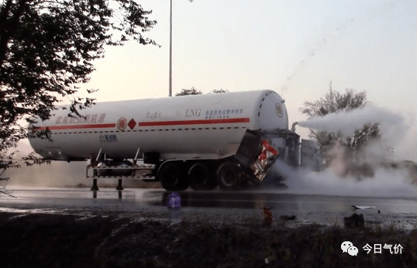 碰撞导致lng泄漏,辖区消防救援站接到救援指令后立即赶往事发现场救援