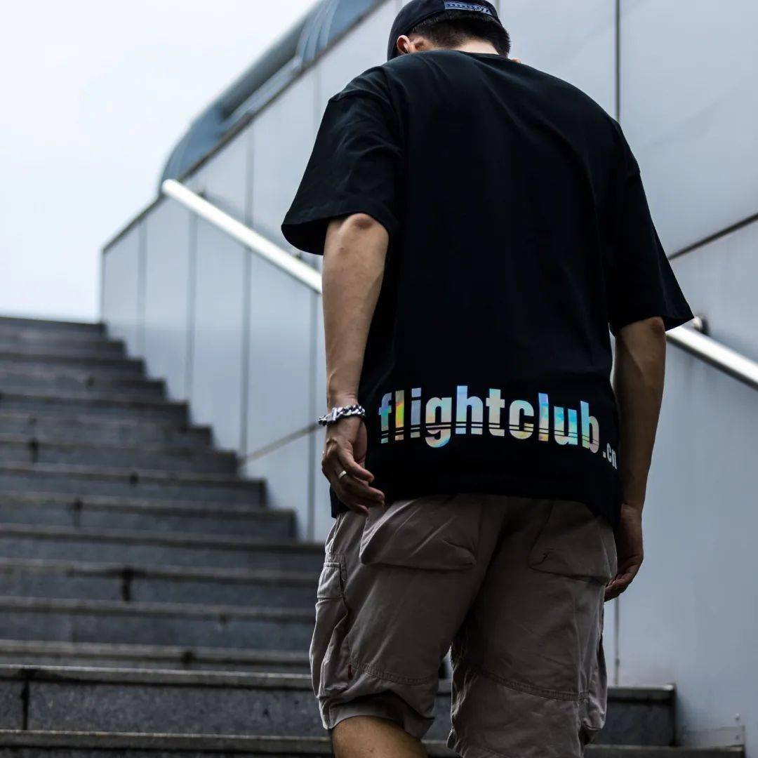 反光|小姐姐上身示范！「FC 八周年纪念 T 恤」炫彩反光超抢眼！