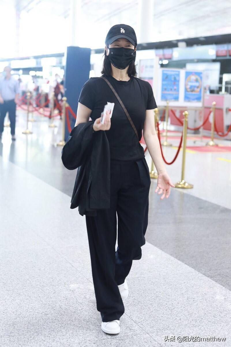 街拍左小青纯黑色t恤黑色阔腿裤小白鞋低调随性