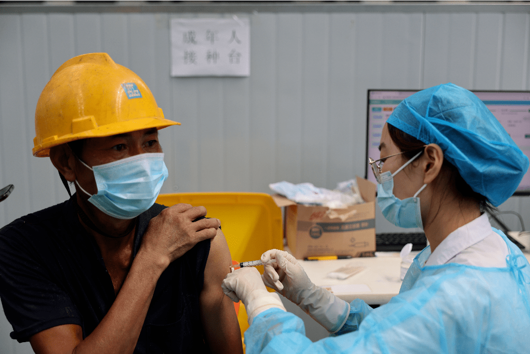光谷为4000名建筑工人集中接种新冠疫苗