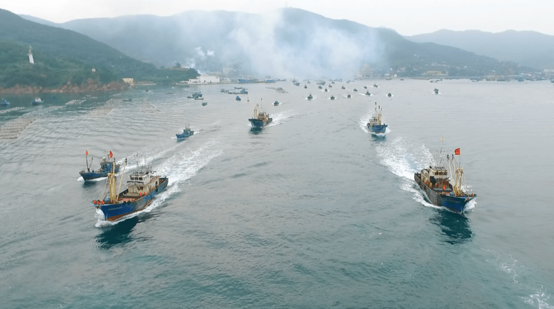 开渔首日珠海海事为渔船安全出行保驾护航