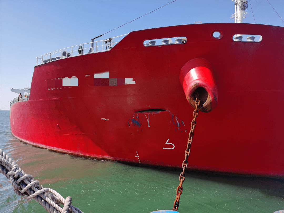 乐亭中心渔港途经京唐港3#锚地时与锚泊中散货船"c"轮发生碰撞事故