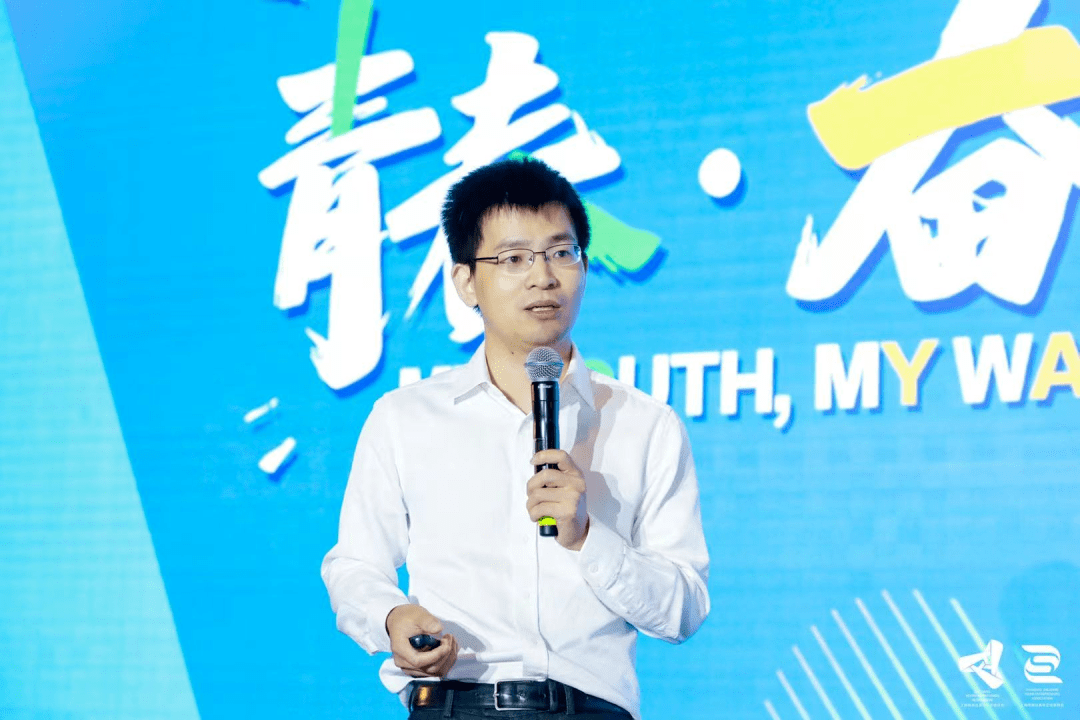 当时他是著名物理学家,中国科大潘建伟教授的学生