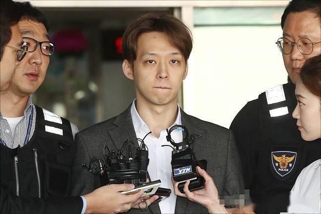 韩国吸毒男艺人被爆花公司钱去娱乐场所给女友买包还签双重合同