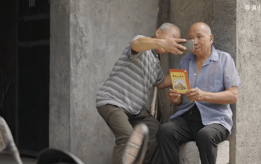 孙女|朱一旦前编剧张策出新爆款，网友：这群农村大爷大妈的演技完爆大半个娱乐圈！