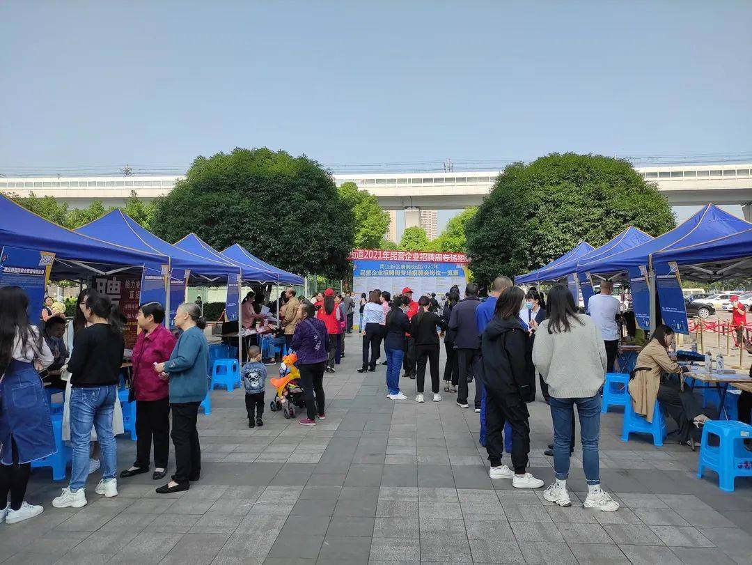 重庆日报两江新区康美街道建设康庄大道打造美丽之地