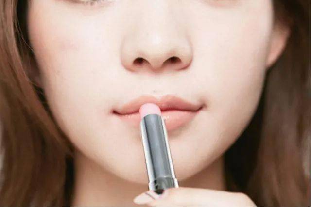 双唇|收藏~护唇6大妙招，还你水润光泽的嘴唇！