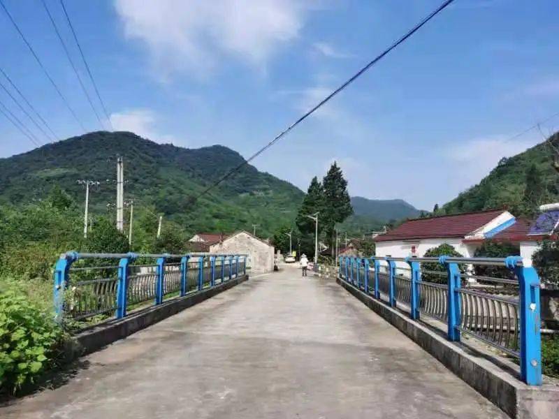 泾县云岭镇村民自发组织了一支自愿者服务队