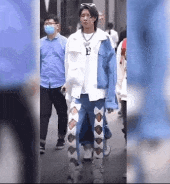 长衫|运动裤球鞋配长衫,这就是潮流圣地太古里吗?梁龙看了都自愧不如