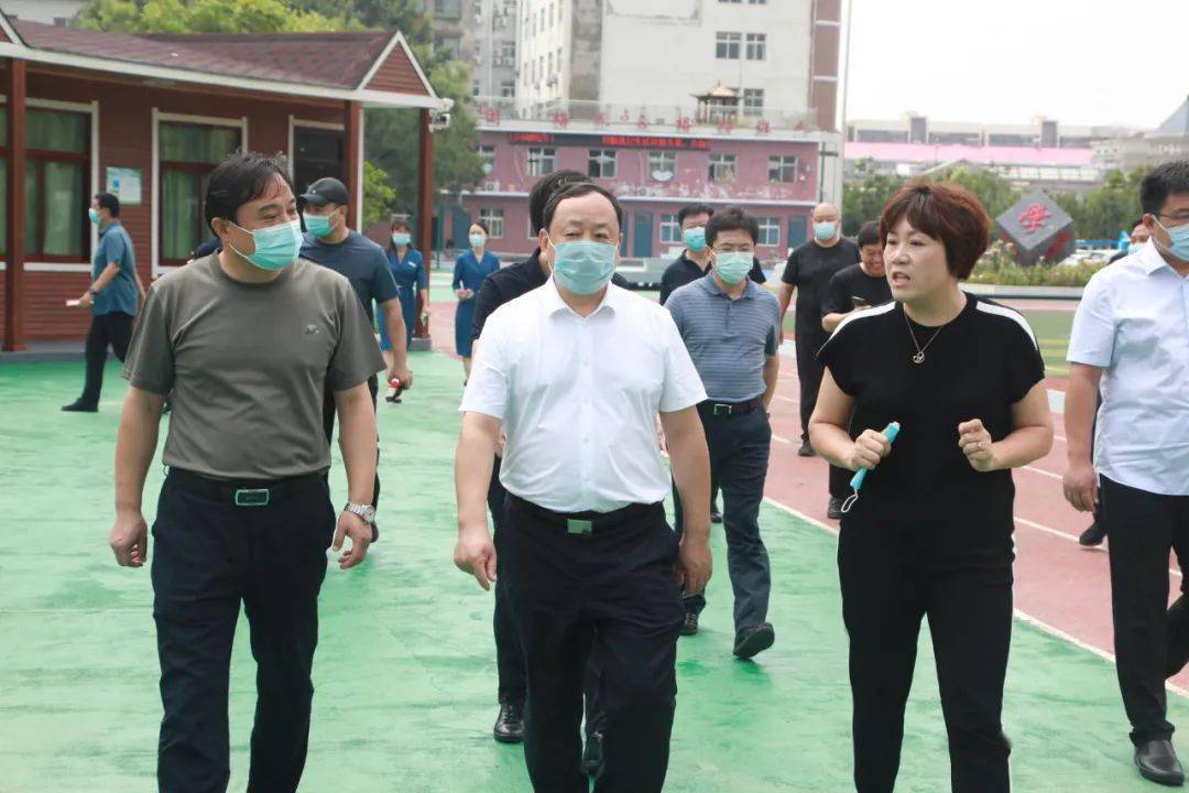 区领导刘俊波,郑军旗,刘伟,韩卫东参加活动.