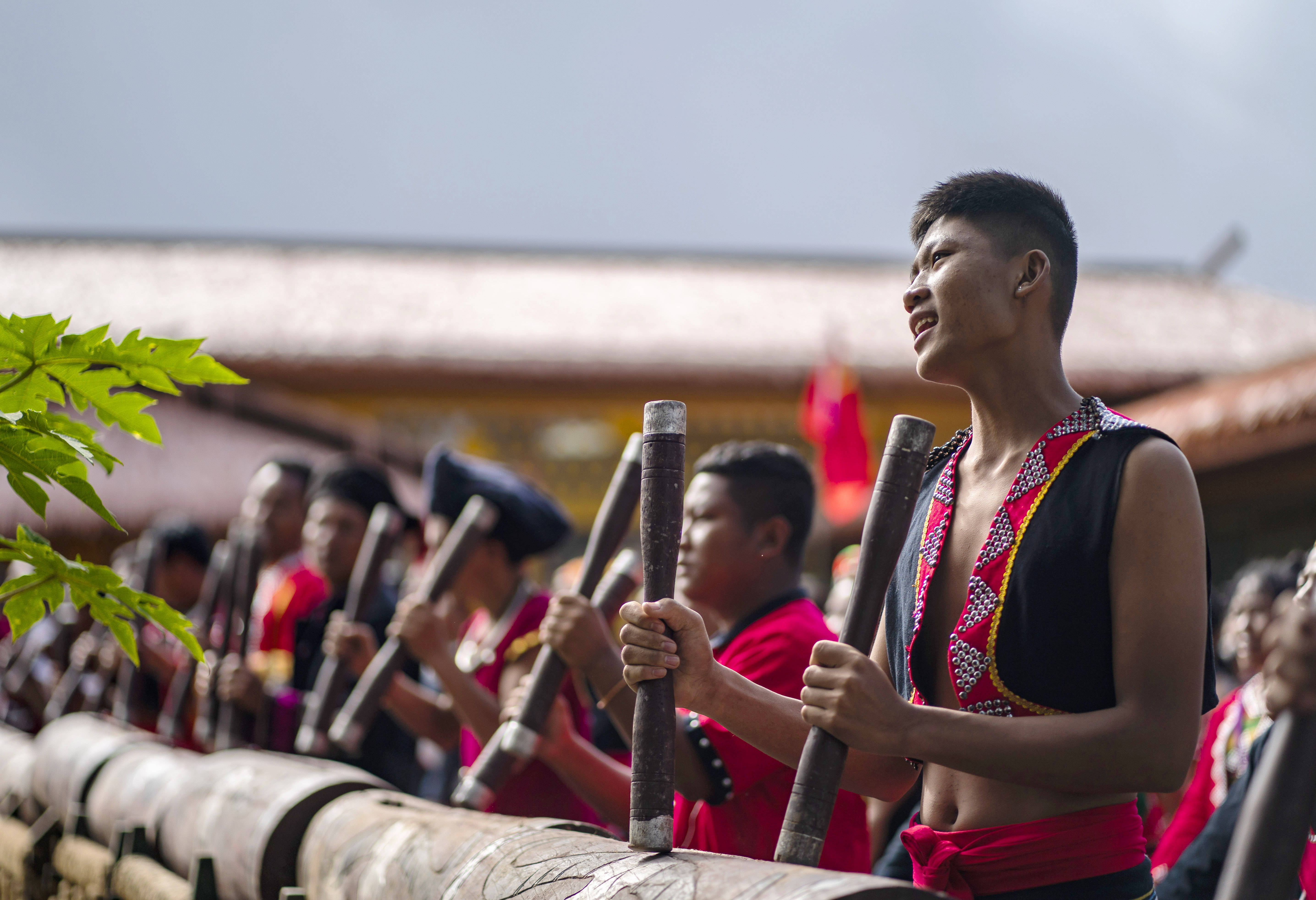 8月20日,云南省沧源县班洪乡班洪村的佤族群众身穿节日盛装,敲响佤族