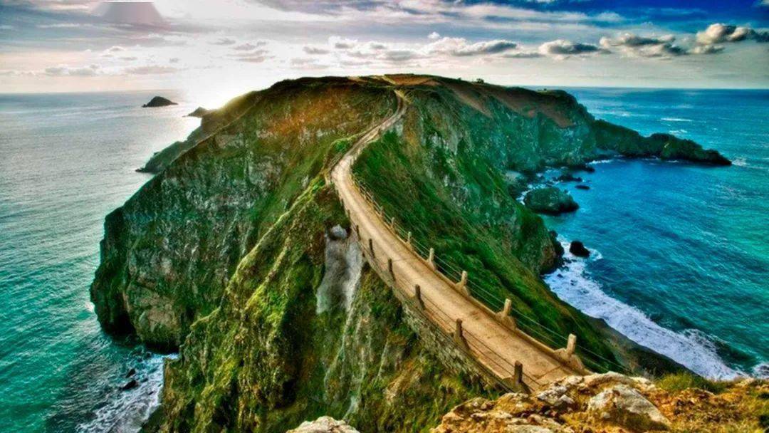 虽然属于英国,但是地理离法国更近,离法国的诺曼底半岛只有20公里,离