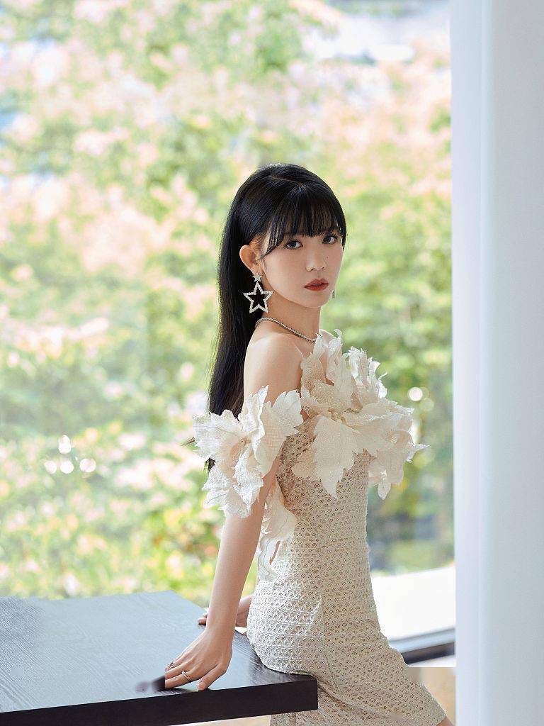 双眸|赖美云蕾丝花边礼服大秀精致锁骨 倚窗远眺双眸动人氛围感十足