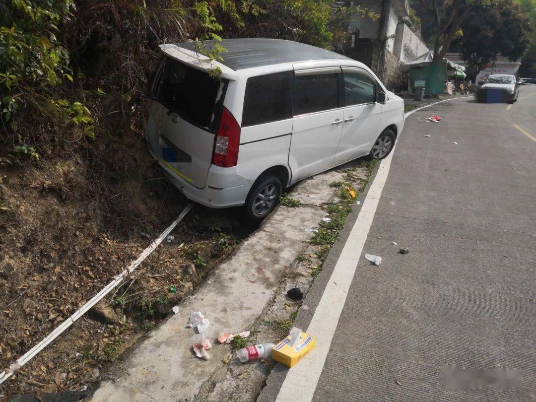 陈某民驾驶粤vt***2小型普通客车(搭载林某英)行经揭阳普宁市流沙大