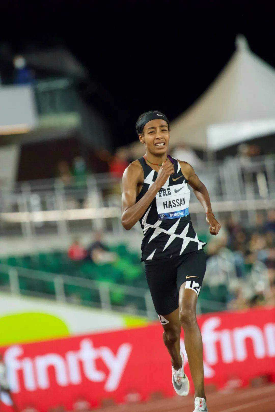 汤普森100米1054秒